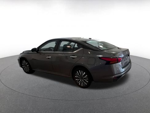 Used 2025 Nissan Altima 2.5 SV image 9