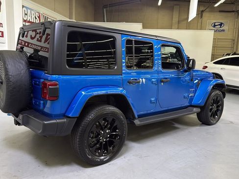 Used 2022 Jeep Wrangler Unlimited Sahara w/ Cold Weather Group AWD/4WD image 9