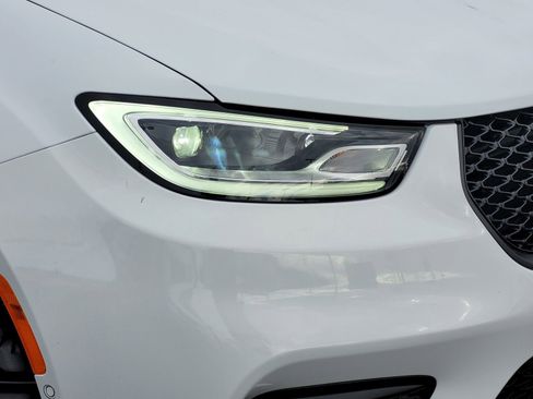 New 2026 Chrysler Pacifica Limited w/ Uconnect Theater Family Group image 10