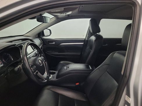 Used 2019 Toyota Highlander XLE AWD/4WD image 17