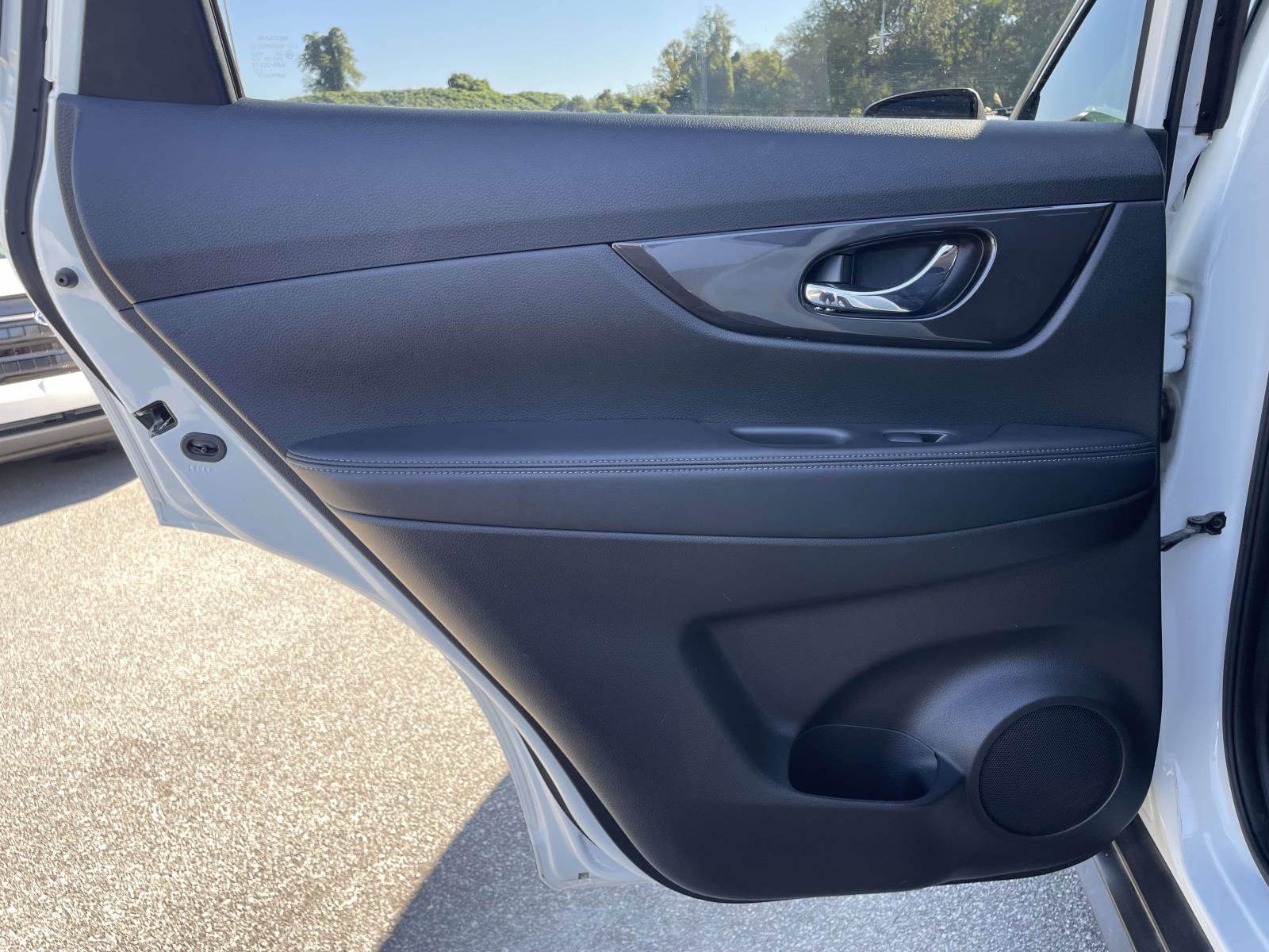 Used 2020 Nissan Rogue SV FWD image 2