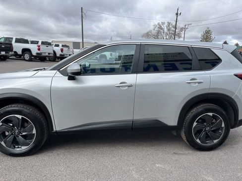 Used 2024 Nissan Rogue SV AWD/4WD image 5