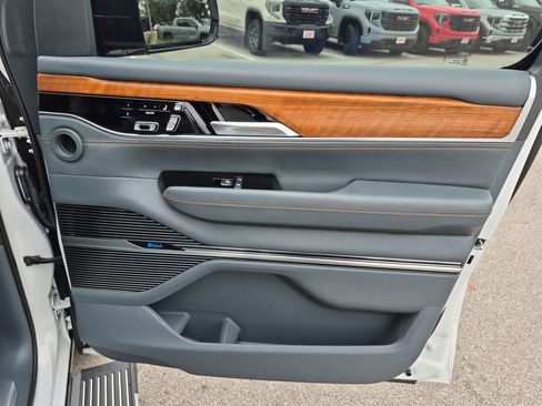Used 2024 Jeep Grand Wagoneer Series III AWD/4WD image 37