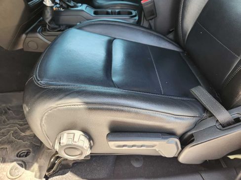 Used 2023 Jeep Wrangler Unlimited Sahara AWD/4WD image 8