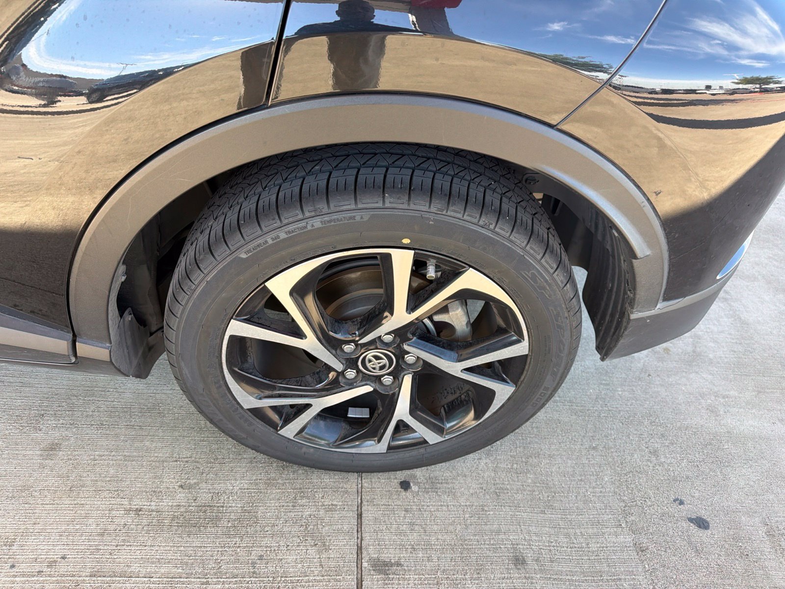 Used 2021 Toyota C-HR XLE FWD image 10