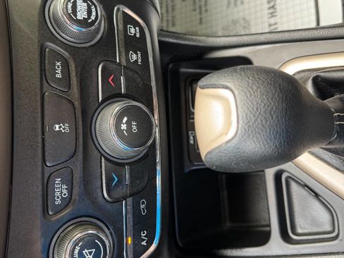 Used 2015 Jeep Cherokee Latitude w/ Cold Weather Group image 20