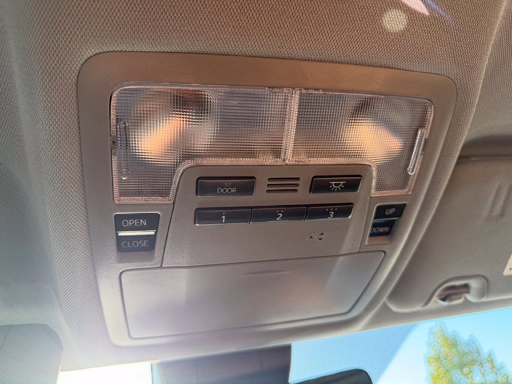Used 2018 Toyota Highlander Limited AWD/4WD image 19
