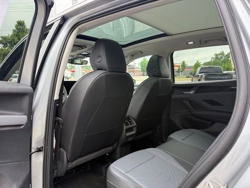 New 2026 Volkswagen Tiguan SE FWD image 13