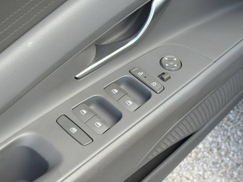 Used 2025 Hyundai Elantra Hybrid FWD image 19