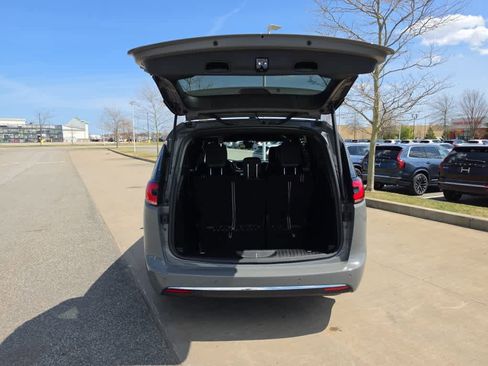Used 2025 Chrysler Pacifica Select FWD image 6