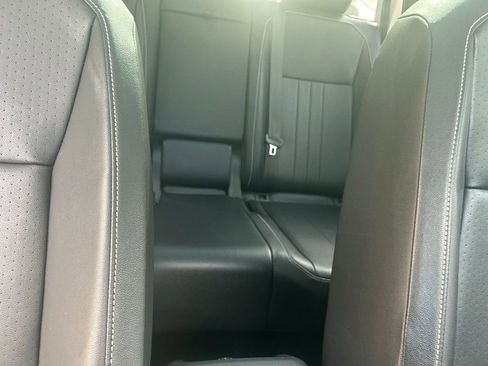 Used 2022 Volkswagen Tiguan SE image 38