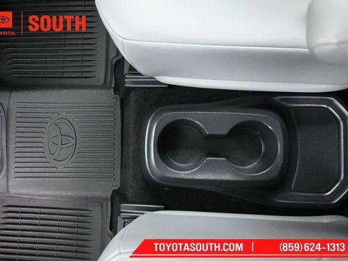 Used 2023 Toyota Highlander XLE AWD/4WD image 30