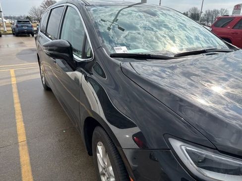 Used 2024 Chrysler Pacifica Touring-L image 10