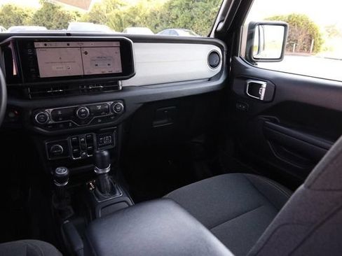 Used 2024 Jeep Wrangler Unlimited AWD/4WD image 26