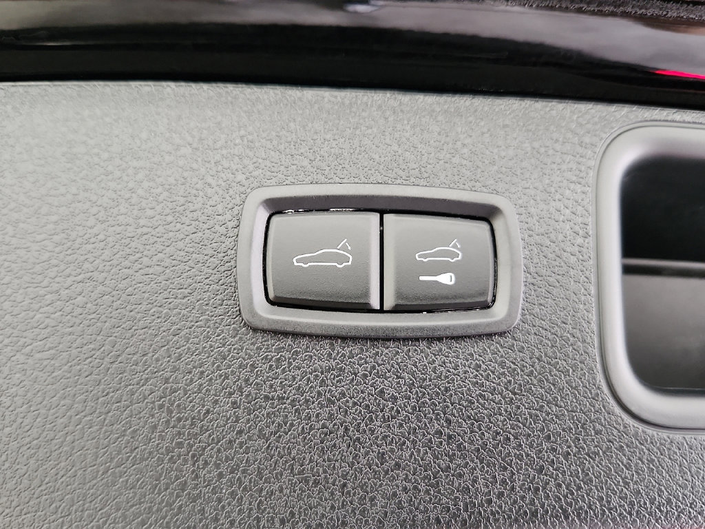Certified 2026 Porsche Macan AWD/4WD image 31