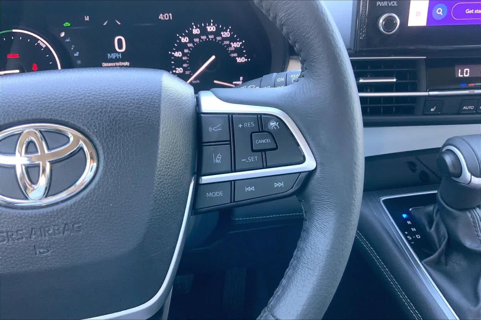 Used 2025 Toyota Sienna XLE FWD image 24