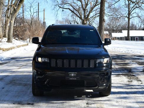 Used 2017 Jeep Grand Cherokee Altitude image 2