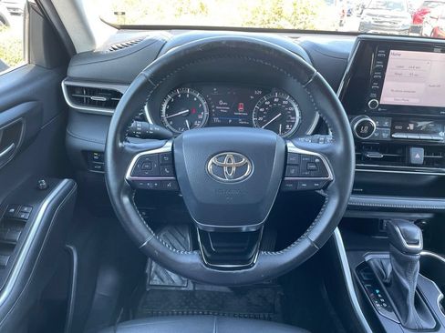 Used 2021 Toyota Highlander XLE FWD image 14