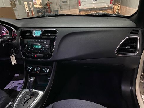 Used 2014 Chrysler 200 Touring image 13