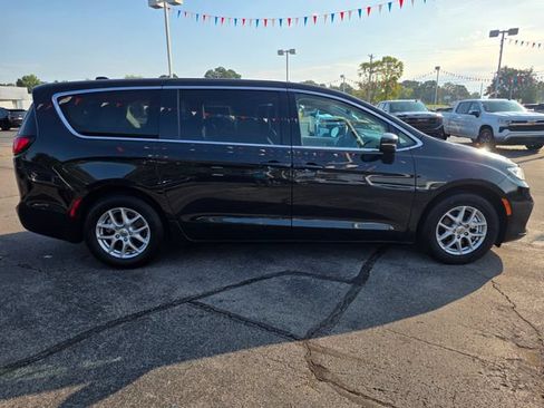 Used 2023 Chrysler Pacifica Touring-L FWD image 16