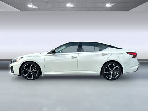 Used 2023 Nissan Altima 2.5 SR w/ SR Premium Package image 2