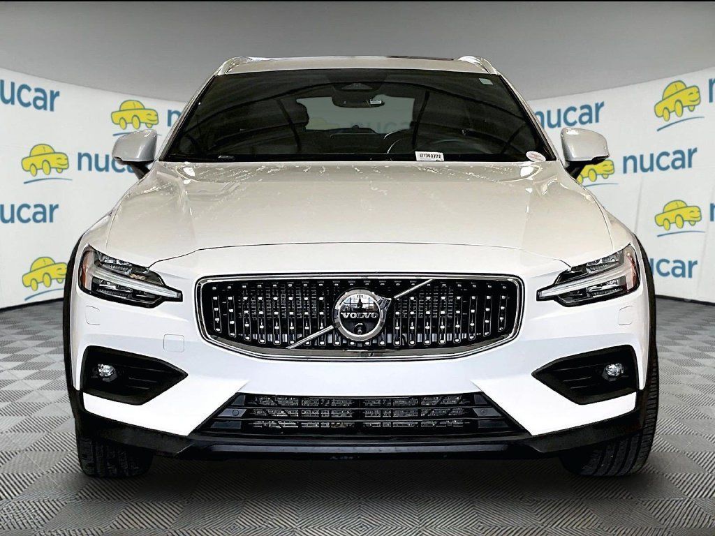 Used 2025 Volvo V60 B5 Cross Country Plus AWD/4WD image 2