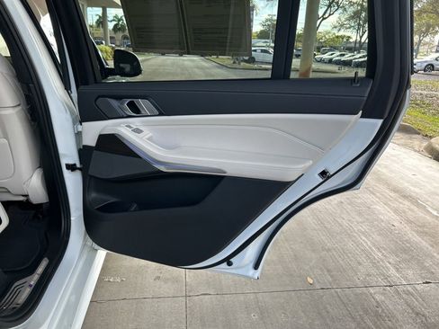 Used 2024 BMW X7 xDrive40i w/ Executive Package image 35