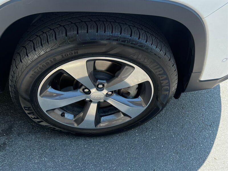 Used 2019 Jeep Cherokee Limited w/ Luxury Group AWD/4WD image 10