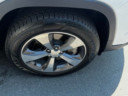 Used 2019 Jeep Cherokee Limited w/ Luxury Group AWD/4WD image 10