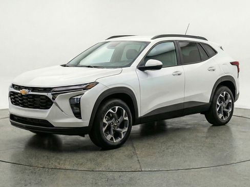 Used 2025 Chevrolet Trax LT FWD image 3