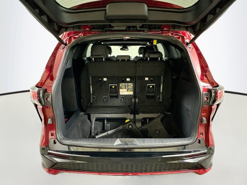 Used 2026 Toyota Sienna XSE FWD image 27