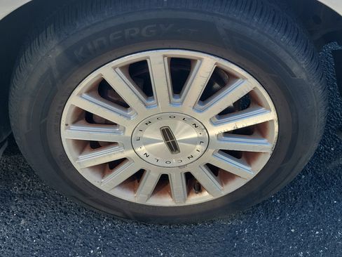 Used 2004 Lincoln Town Car Executive image 8