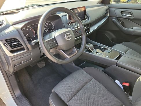Used 2025 Nissan Rogue SV image 15