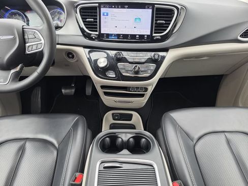 Used 2023 Chrysler Pacifica Touring-L FWD image 25