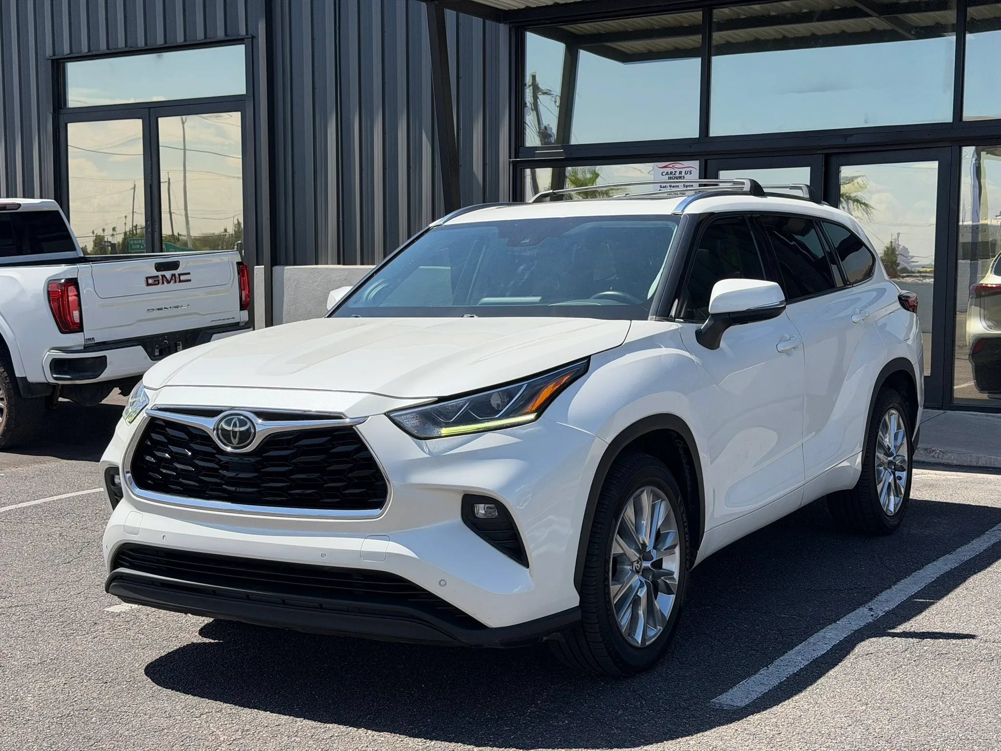 Used 2020 Toyota Highlander Limited FWD image 2
