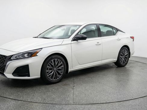 Used 2025 Nissan Altima 2.5 SV FWD image 3