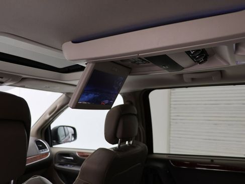 Used 2016 Chrysler Town & Country Limited Platinum image 12