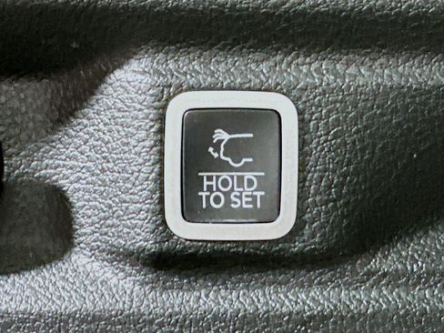 Used 2023 Jeep Grand Cherokee L Limited AWD/4WD image 32