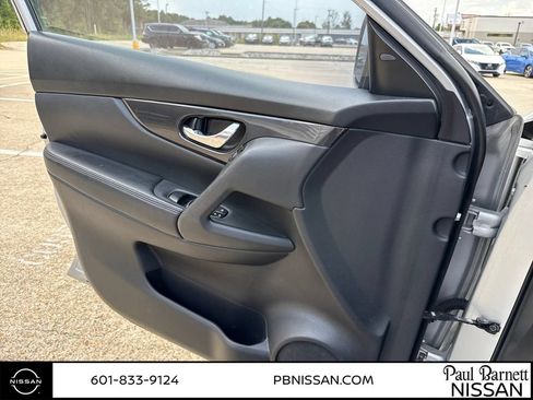 Used 2018 Nissan Rogue SV FWD image 18