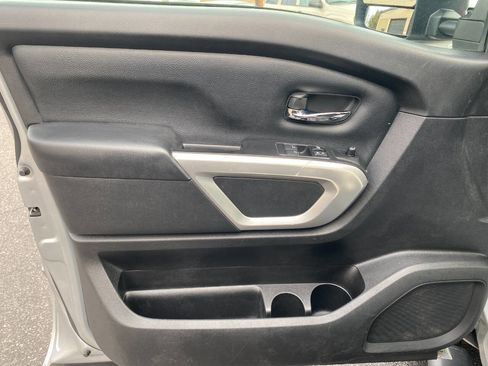 Used 2019 Nissan Titan SV w/ SV Convenience Package image 11