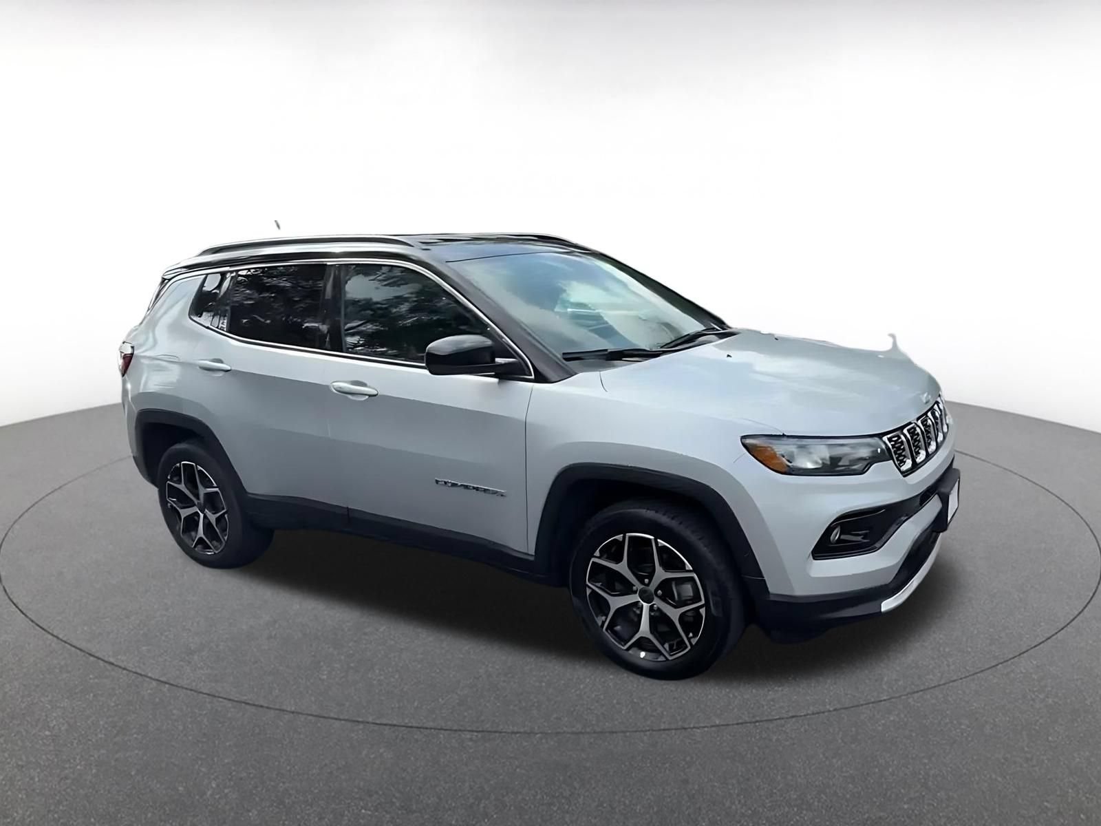 Used 2025 Jeep Compass Limited AWD/4WD image 2
