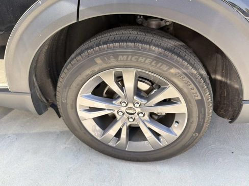Used 2023 Ford Explorer XLT w/ Equipment Group 202A AWD/4WD image 11
