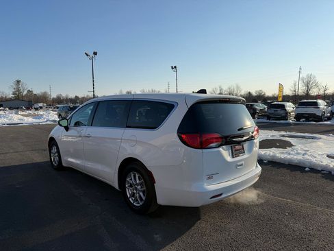 Used 2024 Chrysler Voyager LX image 7
