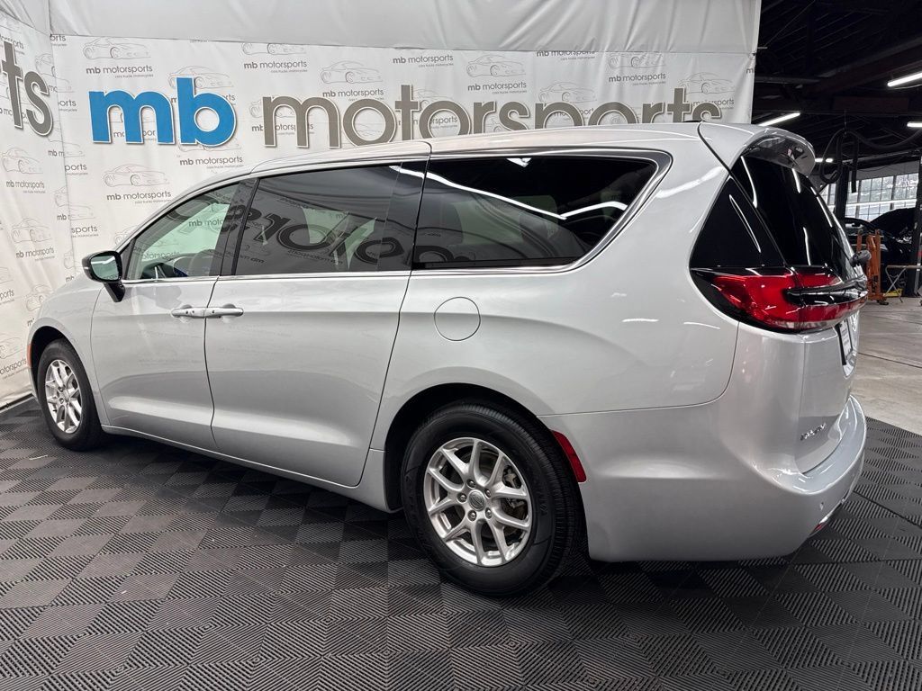 Used 2024 Chrysler Pacifica Touring-L FWD image 3