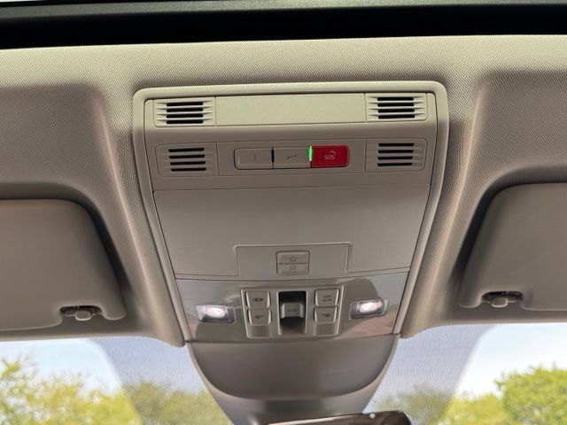 Certified 2022 Volkswagen Taos SEL w/ Panoramic Sunroof Package AWD/4WD image 18