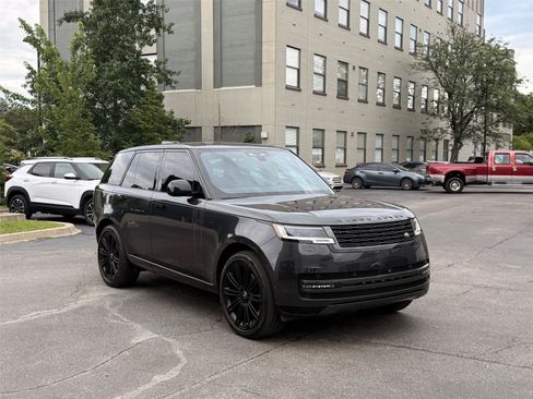 Used 2025 Land Rover Range Rover SE AWD/4WD image 2
