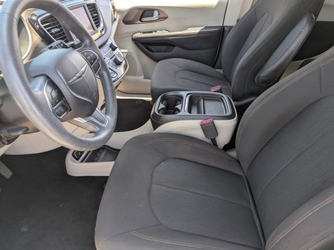 Used 2018 Chrysler Pacifica Touring Plus w/ Tire & Wheel Group FWD image 18