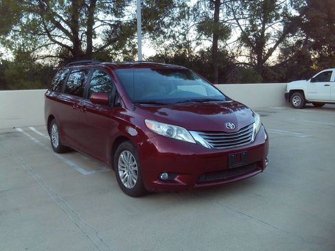 Used 2012 Toyota Sienna XLE image 10