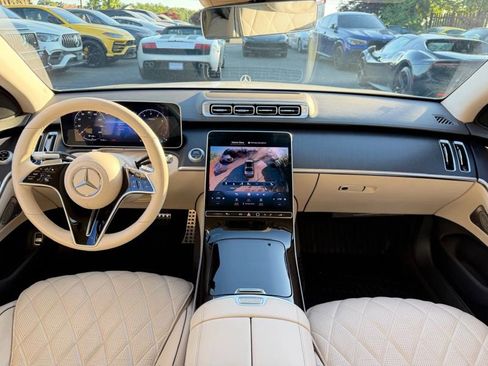 Used 2022 Mercedes-Benz S 580 4MATIC Sedan w/ AMG Line Package image 19