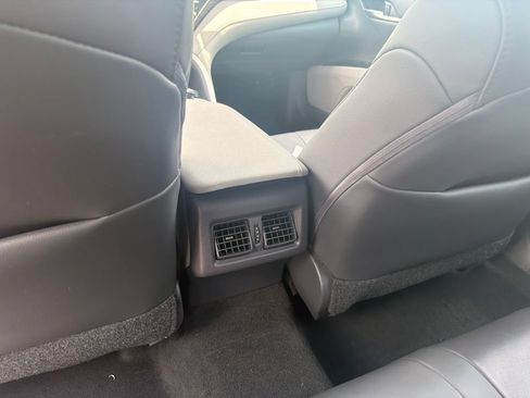 Used 2020 Toyota Camry XLE FWD image 19